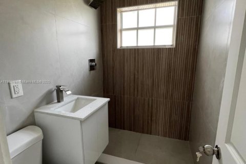 House in Hialeah, Florida 3 bedrooms, 121.24 sq.m. № 1965397 - photo 9