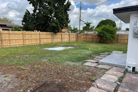 House in Hialeah, Florida 3 bedrooms, 121.24 sq.m. № 1965397 - photo 17