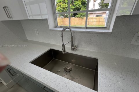 House in Hialeah, Florida 3 bedrooms, 121.24 sq.m. № 1965397 - photo 29