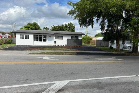 House in Hialeah, Florida 3 bedrooms, 121.24 sq.m. № 1965397 - photo 21