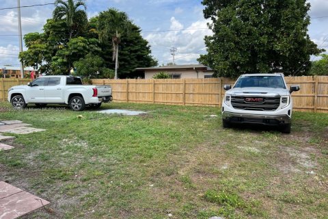 House in Hialeah, Florida 3 bedrooms, 121.24 sq.m. № 1965397 - photo 23