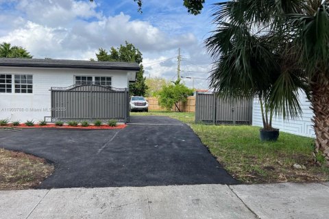 House in Hialeah, Florida 3 bedrooms, 121.24 sq.m. № 1965397 - photo 22