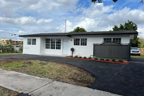 House in Hialeah, Florida 3 bedrooms, 121.24 sq.m. № 1965397 - photo 1
