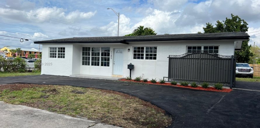 House in Hialeah, Florida 3 bedrooms, 121.24 sq.m. № 1965397
