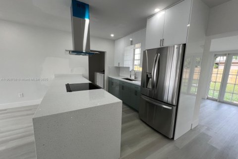 House in Hialeah, Florida 3 bedrooms, 121.24 sq.m. № 1965397 - photo 19