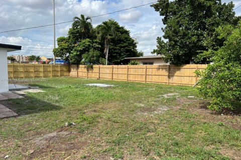 House in Hialeah, Florida 3 bedrooms, 121.24 sq.m. № 1965397 - photo 25