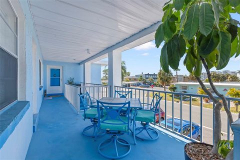 Condo in Treasure Island, Florida, 1 bedroom № 2145543 - photo 9
