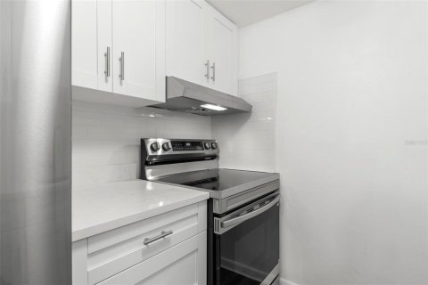 Condo in Treasure Island, Florida, 1 bedroom № 2145543 - photo 20