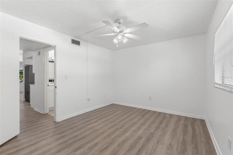 Condo in Treasure Island, Florida, 1 bedroom № 2145543 - photo 27