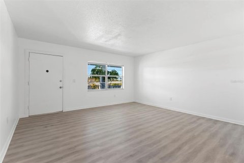 Condo in Treasure Island, Florida, 1 bedroom № 2145543 - photo 13