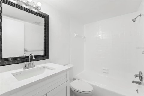Condo in Treasure Island, Florida, 1 bedroom № 2145543 - photo 21