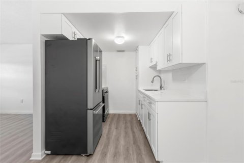 Condo in Treasure Island, Florida, 1 bedroom № 2145543 - photo 16