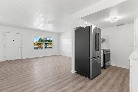 Condo in Treasure Island, Florida, 1 bedroom № 2145543 - photo 15