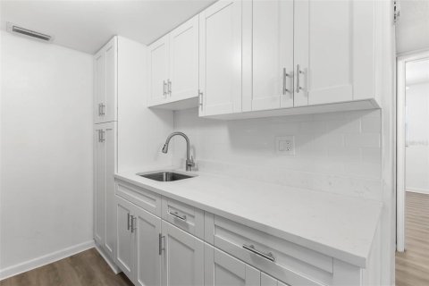 Condo in Treasure Island, Florida, 1 bedroom № 2145543 - photo 18