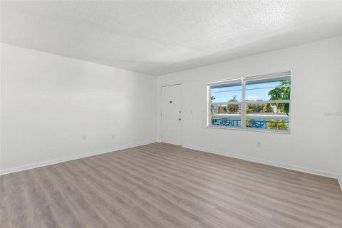 Condo in Treasure Island, Florida, 1 bedroom № 2145543 - photo 12