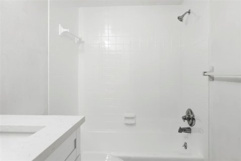 Condo in Treasure Island, Florida, 1 bedroom № 2145543 - photo 22
