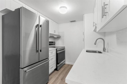 Condo in Treasure Island, Florida, 1 bedroom № 2145543 - photo 19