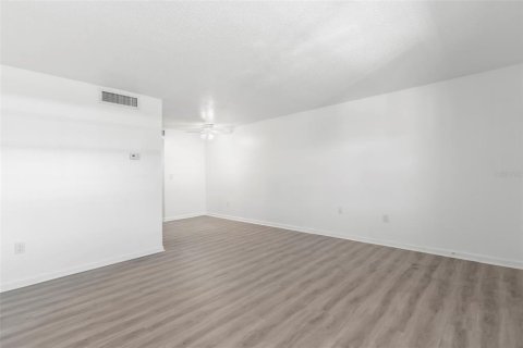 Condo in Treasure Island, Florida, 1 bedroom № 2145543 - photo 11