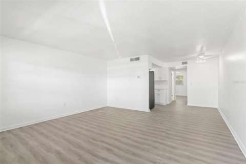 Condo in Treasure Island, Florida, 1 bedroom № 2145543 - photo 10