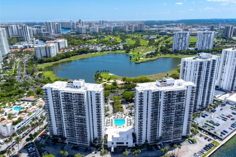 Condo in Aventura, Florida, 2 bedrooms  № 1934572 - photo 1