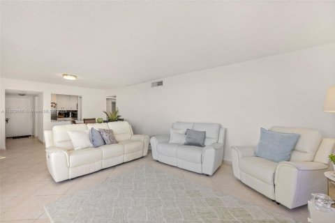 Condo in Aventura, Florida, 2 bedrooms  № 1934572 - photo 13