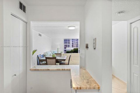 Condo in Aventura, Florida, 2 bedrooms  № 1934572 - photo 16