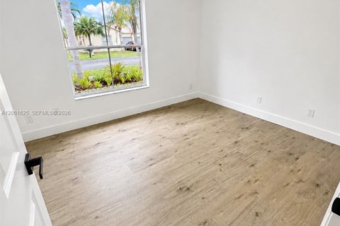 Villa ou maison à vendre à Pembroke Pines, Floride: 5 chambres, 174.47 m2 № 2246815 - photo 19