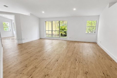 Villa ou maison à vendre à Pembroke Pines, Floride: 5 chambres, 174.47 m2 № 2246815 - photo 4