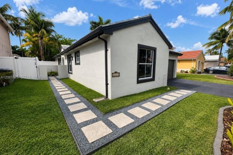 Villa ou maison à vendre à Pembroke Pines, Floride: 5 chambres, 174.47 m2 № 2246815 - photo 2