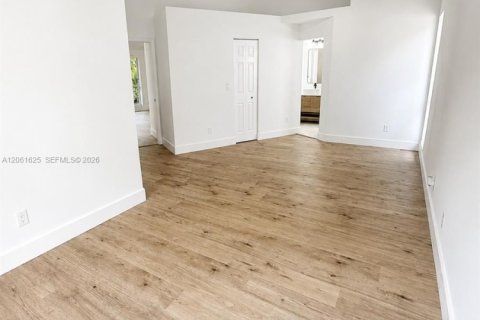 Villa ou maison à vendre à Pembroke Pines, Floride: 5 chambres, 174.47 m2 № 2246815 - photo 6
