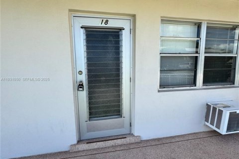 Condominio en West Palm Beach, Florida, 1 dormitorio  № 2034422