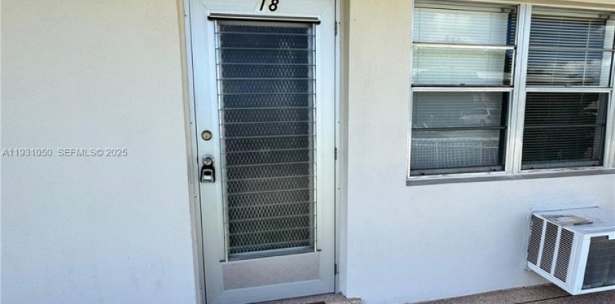 Condominio en West Palm Beach, Florida, 1 dormitorio № 2034422