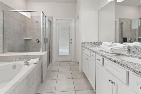 House in Davenport, Florida 8 bedrooms, 373.93 sq.m. № 1919107 - photo 14