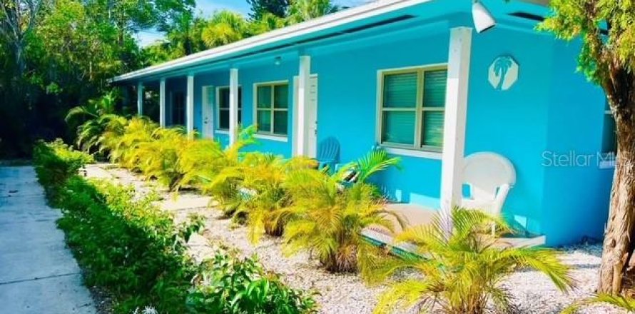 Commercial property in Saint Pete Beach, Florida 4 bedrooms, 130.06 sq.m. № 1842304