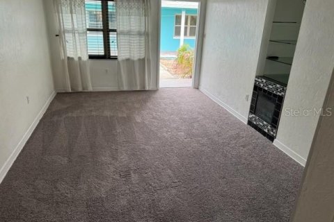 Commercial property in Saint Pete Beach, Florida 4 bedrooms, 130.06 sq.m. № 1842304 - photo 2
