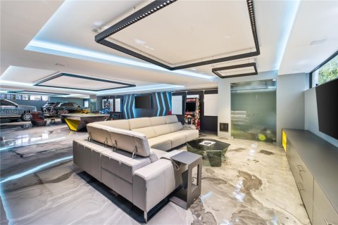 House in Miami, Florida 7 bedrooms, 690.73 sq.m. № 1096009 - photo 23