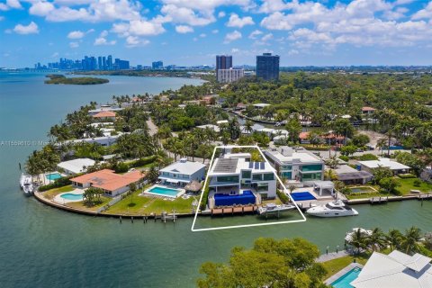 House in Miami, Florida 7 bedrooms, 690.73 sq.m. № 1096009 - photo 4