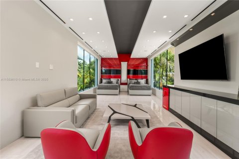House in Miami, Florida 7 bedrooms, 690.73 sq.m. № 1096009 - photo 19