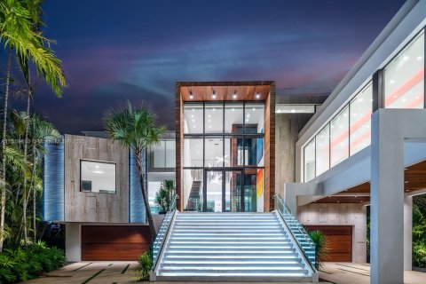 House in Miami, Florida 7 bedrooms, 690.73 sq.m. № 1096009 - photo 24