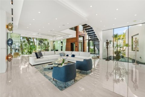 House in Miami, Florida 7 bedrooms, 690.73 sq.m. № 1096009 - photo 11