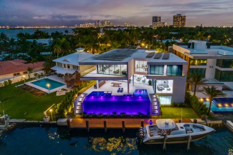 House in Miami, Florida 7 bedrooms, 690.73 sq.m. № 1096009 - photo 6