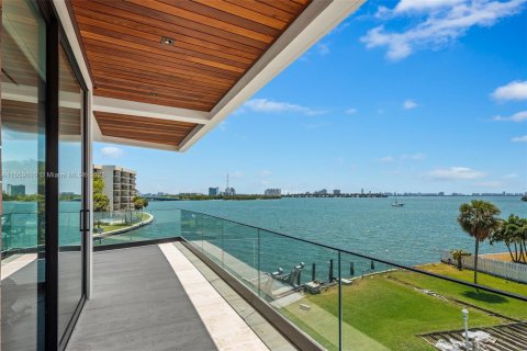 House in Miami, Florida 7 bedrooms, 690.73 sq.m. № 1096009 - photo 2