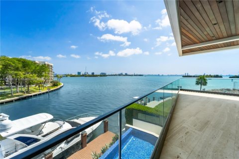 House in Miami, Florida 7 bedrooms, 690.73 sq.m. № 1096009 - photo 18