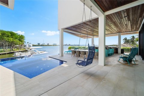 House in Miami, Florida 7 bedrooms, 690.73 sq.m. № 1096009 - photo 26