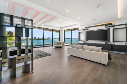 House in Miami, Florida 7 bedrooms, 690.73 sq.m. № 1096009 - photo 15
