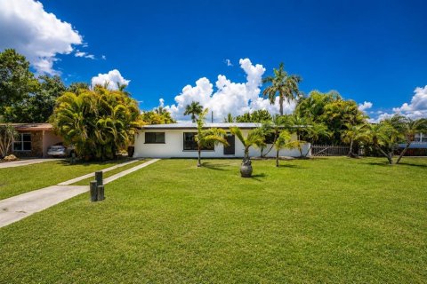 House in Punta Gorda, Florida 3 bedrooms, 109.25 sq.m. № 2320940