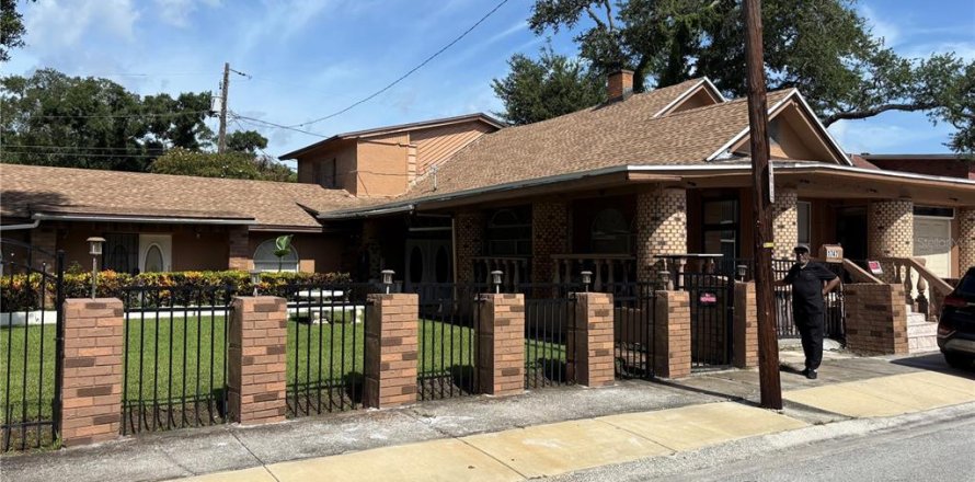 Villa ou maison à Saint Petersburg, Floride 4 chambres, 306.67 m2 № 2413950