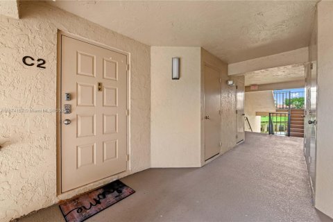 Copropriété à louer à Greenacres, Floride: 2 chambres, 98.85 m2 № 2019165 - photo 2