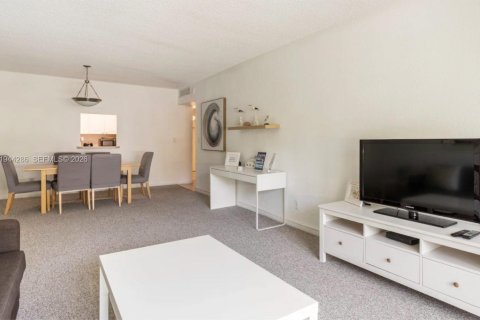 Condominio en venta en Sunny Isles Beach, Florida, 1 dormitorio, 93.37 m2 № 2000715 - foto 2