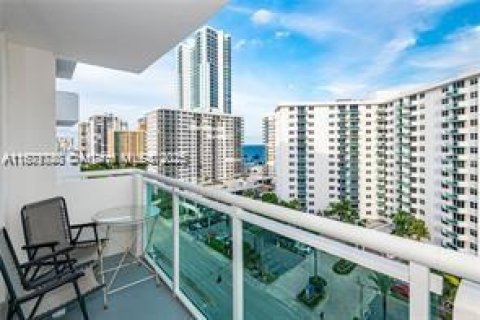 Condo in Hollywood, Florida, 1 bedroom  № 1920125 - photo 2